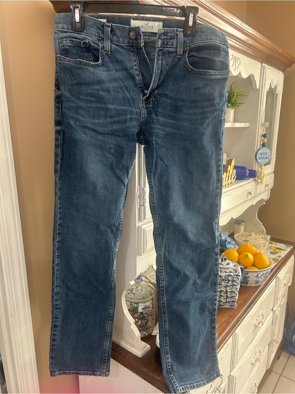 Hollister Classic Straight Jeans in Medium Blue Wash. size 31/32